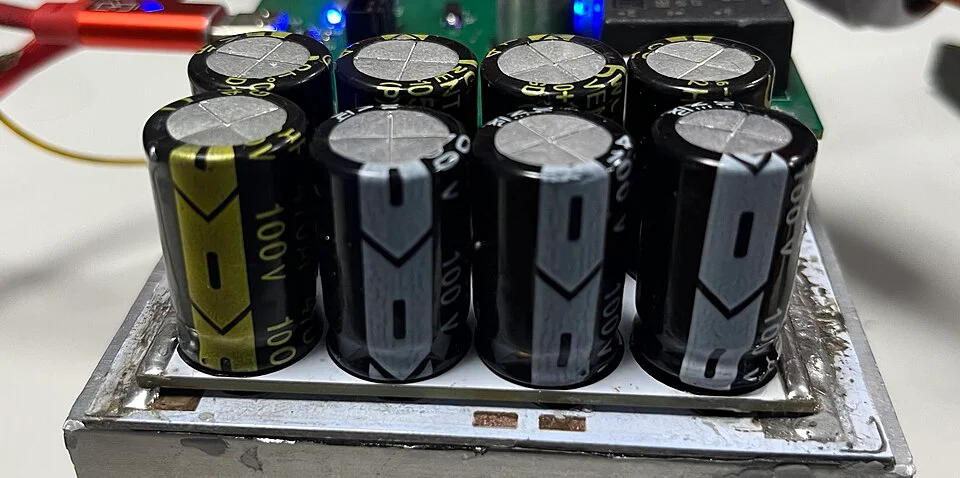 Foto perangkat asli: Kapasitor elektrolit aluminium
