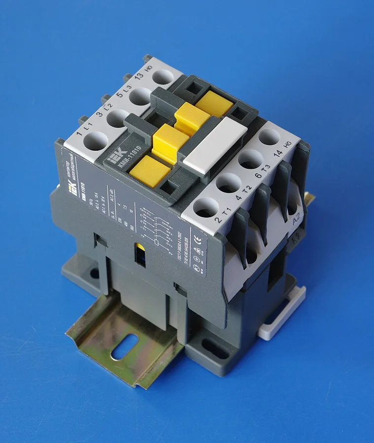 Foto perangkat asli: Kontaktor modular pada rel DIN