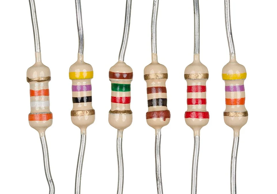 Foto perangkat asli: Resistor axial dengan gelang warna